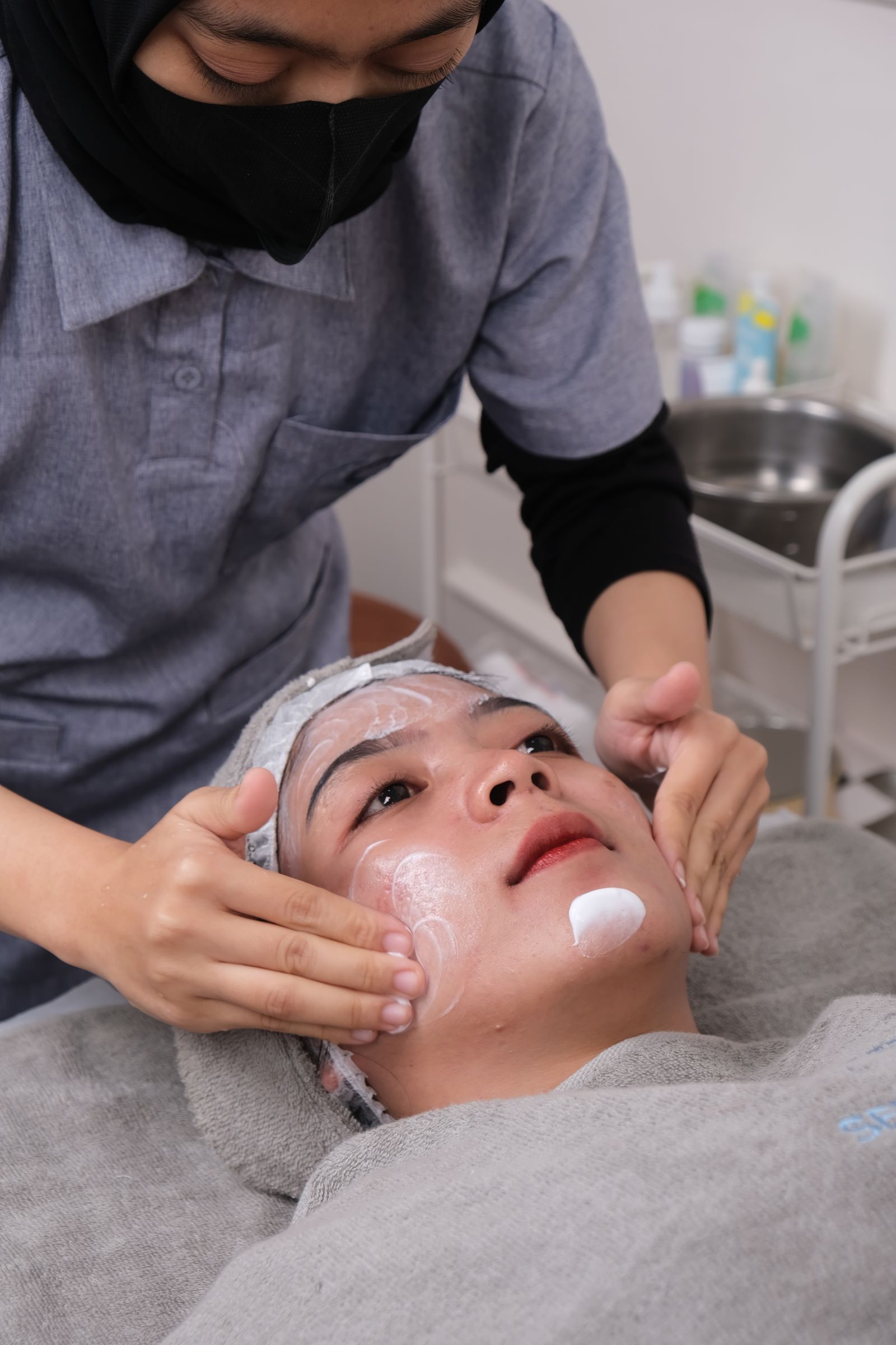 Esteticista aplicando tratamiento facial