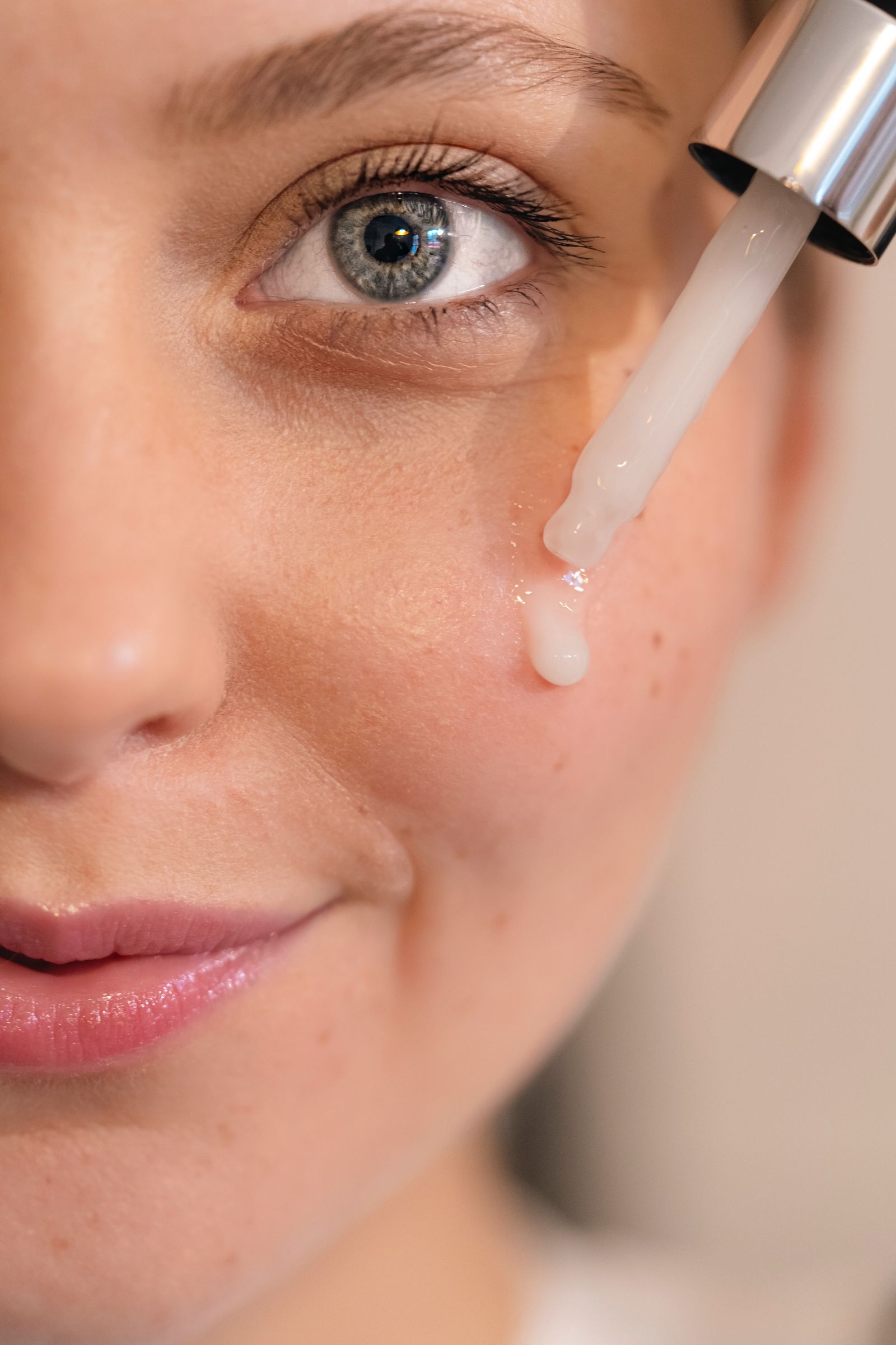 Aplicación de sérum facial de precisión