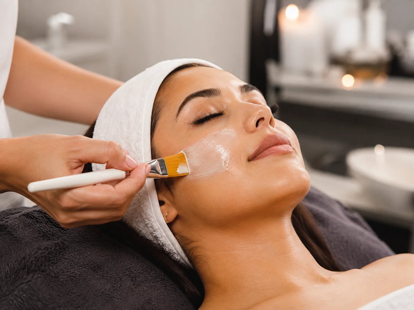 Aplicación de tratamiento facial de precisión en M Beauty Care